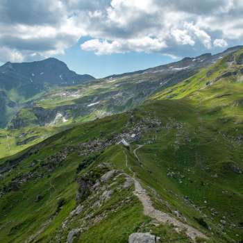 Panoramisch uitzicht over de Pfälzerhütte in de Liechtensteinse Alpen met dramatische wolkenpartijen.