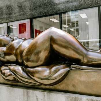 Beeld van een liggende vrouw voor het Kunstmuseum Liechtenstein in Vaduz