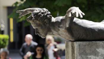 Bronzen sculptuur Phoenix van Doris Bühler in Vaduz, een menselijk lichaam in een vliegende houding op een sokkel.