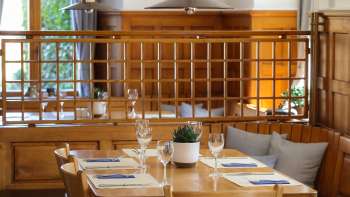 Gezellige houten tafel in restaurant Rössle