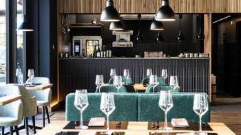 Gezellige eetkamer met ontspannen zithoek, modern meubilair en creatief muurontwerp