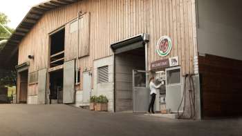 Buitenaanzicht van de Kaiserhof in Liechtenstein met zelfbedieningsmelkvulstation - regionaal, vers en rechtstreeks van de boerderij.