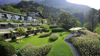 Buitenzicht van het Park Hotel Sonnenhof met tuin