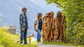 Verschillende mystieke houten figuren langs de "pad van de Walser legendes" bij Triesenberg in Liechtenstein