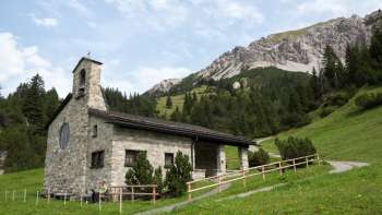 Vredeskapel met berglandschap op de achtergrond Vredeskapel met berglandschap op de achtergrond