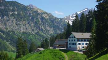 Traditioneel berg- en alpenrestaurant Sücka Liechtenstein, gelegen in een groen berglandschap