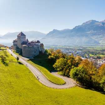 Zonnig uitzicht op kasteel Vaduz in Liechtenstein met omliggend landschap en Rijnvallei