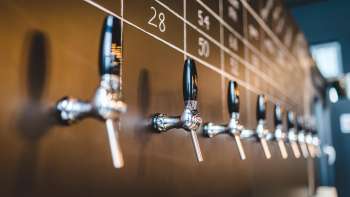 Tapkranen met biersoorten aan de bar van de Liechtensteinse brouwerij in Vaduz