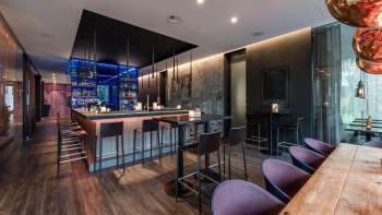Moderne bar in het b_smart hotel
