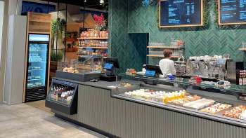 Moderne bar met digitaal display en heerlijke snacks