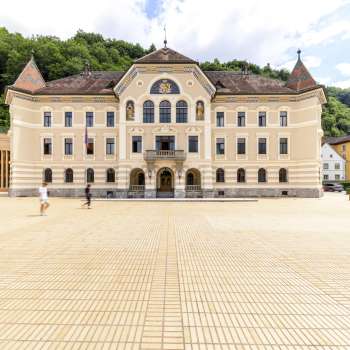 Het imposante regeringsgebouw op Peter-Kaiser-Platz in Vaduz op een zonnige dag.