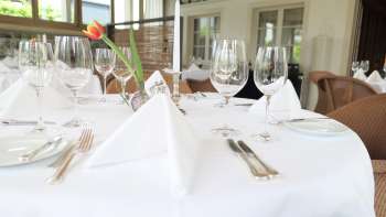 Stijlvol gedekte tafel in het Vivid restaurant met elegante tafeldecoraties in een heldere sfeer