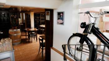 Stijlvol restaurantinterieur met klassieke houten meubels en gezellige sfeer