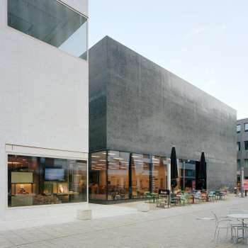 Buitenaanzicht van het Kunstmuseum Liechtenstein met moderne gevel en caféterras in Vaduz.