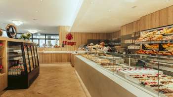 Verkoopruimte in Café Wanger met verschillende taarten en andere lekkernijen op de toonbank Verkoopruimte in Café Wanger met verschillende taarten en andere lekkernijen op de toonbank