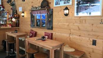Gezellige bar in alpenstijl met huttenflair