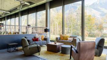 Een uitnodigende loungehoek in het B&B HotelEschen fauteuils en banken