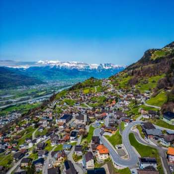 Uitzicht op Vaduz met bergen en Rijnvallei op de achtergrond