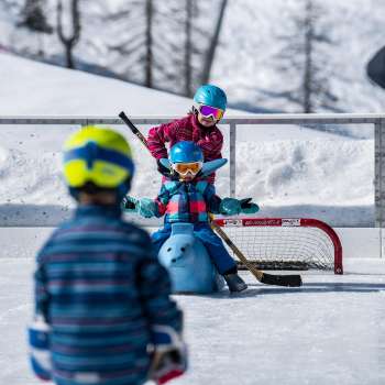 Familie tijdens het schaatsen en curling in Malbun