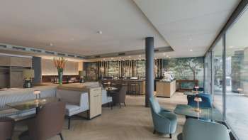 Modern restaurant met stijlvol interieur, comfortabele fauteuils en grote ramen Modern restaurant met stijlvol interieur, comfortabele fauteuils en grote ramen