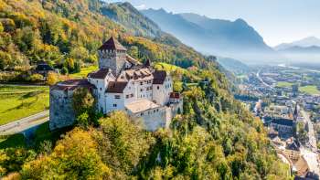Kasteel Vaduz tegen een herfstachtige alpine achtergrond met uitzicht over de Rijnvallei