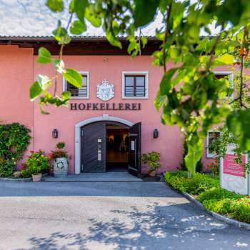 Ingang van de Wijnkelder van de Vorsten van Liechtenstein met roze gevel en wapenschild