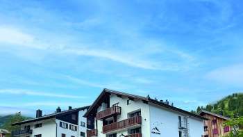 Buitenaanzicht van het restaurant vanuit een andere hoek, met de nadruk op de rustieke architectuur en schilderachtige omgeving