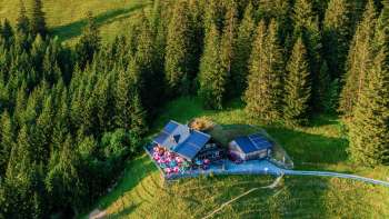 Luchtfoto van de Gafadurahütte: Idyllisch gelegen Gafadurahütte op een groene alpenweide boven Planken