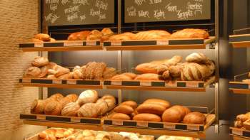 Schap vol broden en andere lekkernijen bij bakkerij en banketbakkerij Amann