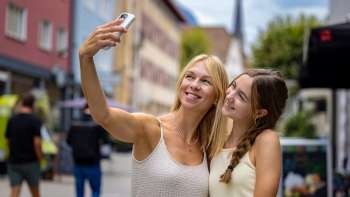 Twee vrouwen nemen een vrolijke selfie in het centrum van Vaduz