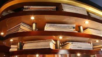 Houten plank met verlichte boeken als plafondbekleding