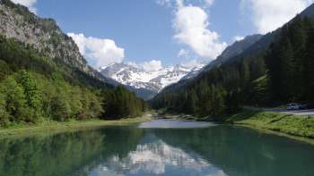 Uitzicht op het Gänglesee meer  Steg bergen op de achtergrond