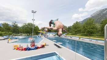 salto's van de 1-meterplank in het zwembad van Mühleholz - puur zomerplezier.
