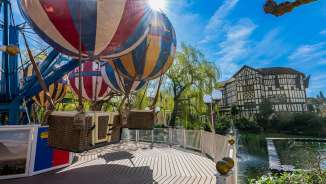 Close-up van de Liechtenstein-themarit in Europa-Park - kleurrijke ballonnen tegen een achtergrond van vakwerkhuizen in de zon