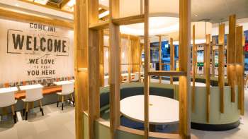Interieuropname van de moderne McDonald's Vaduz met verschillende houten elementen Interieuropname van de moderne McDonald's Vaduz met verschillende houten elementen