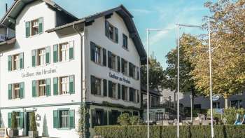 Gasthaus zum Hirschen met een grote buitenruimte en traditionele architectuur