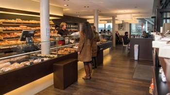 Moderne bakkerij met een grote verkoopruimte en heerlijke bakkerijproducten