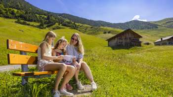Familie raden tijdens de speurtocht in Malbun