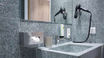 Badkamer in het Vaduzerhof door b_smart