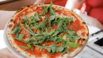 Salade Caprese met tomaten, mozzarella, basilicum en balsamicodressing, vergezeld van vers brood