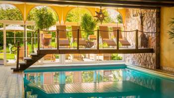 Zwembadgedeelte met ligstoelen in het Park Hotel Sonnenhof
