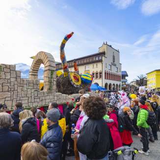 Carnavalswagens en verklede mensen tijdens de grote optocht in Vaduz, Liechtenstein.