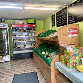  Verkoopruimte in de boerderijwinkel Aeulehof met verse groenten, drankjes en gekoelde rekken in Liechtenstein.