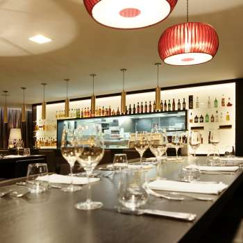 Moderne bar in restaurant Kokon met stijlvolle wijnglazen en sfeervolle verlichting
