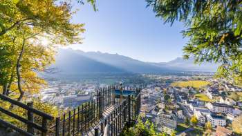 Uitzicht vanaf het terras over de zonnige Rijnvallei en de stad Vaduz.