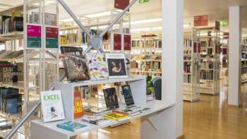 Lichte entree van de nationale bibliotheek van Liechtenstein met moderne boekenplanken en tentoonstellingsruimte voor nieuwe publicaties