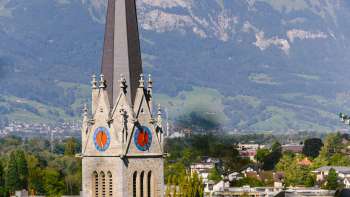 Uitzicht op de St Florin kathedraal in Vaduz met bergen op de achtergrond