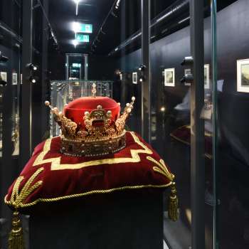 Tentoonstelling met vorstelijke hoed in de Schatkamer van Liechtenstein, gepresenteerd op een fluwelen kussen