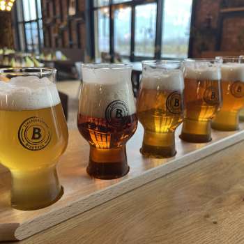Verschillende soorten bier in een degustatieset op een houten tafel - van licht tot donker bier, geserveerd in stijlvolle glazen in de Liechtensteiner Braustube