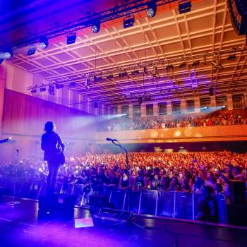 Concert van Silbermond op het FL1.Life Festival bij SAL in Schaan met enthousiast publiek en sfeervolle podiumverlichting